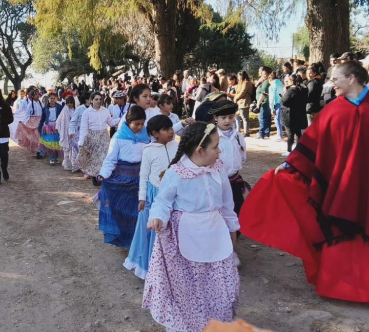 Colonia Macías: desfile y acto conmemorativo por el Día de la Independencia 