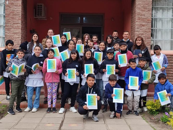 Los chicos de San Martín Norte escribieron un libro y el Senador Borla ayudó a imprimirlo