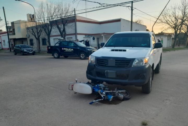 Choque entre camioneta y moto en San Javier 
