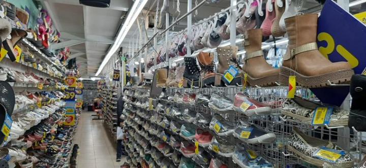 El Gobierno eliminó controles aduaneros para ropa y calzado que ingresan al país