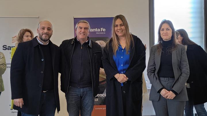 Alejandra llevó a cabo la firma de convenios en la capital santafesina