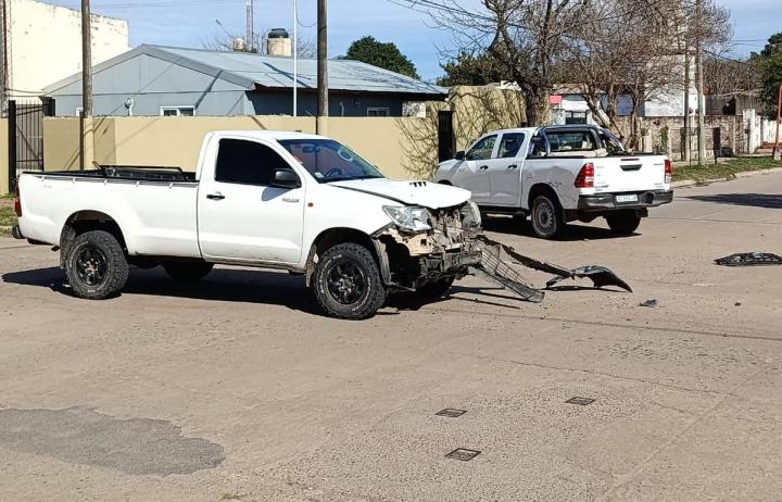 Dos camionetas chocaron en el centro de San Javier 