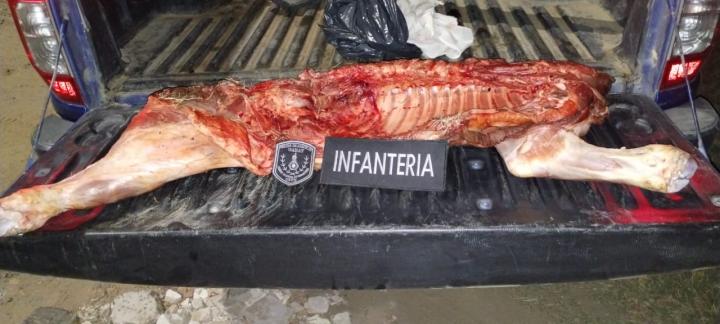 Sorprendidos en control con 40 kilos de carne en auto 