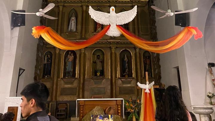 Voluntarios del Santuario San Francisco Javier adornan el altar con creatividad y Fe