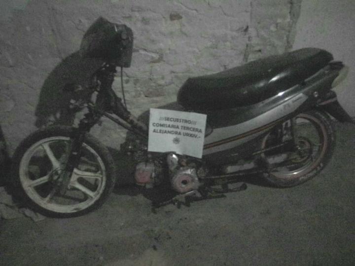 Alejandra: Dos jóvenes iban en moto con una tumbera y fueron detenidos por la policía 