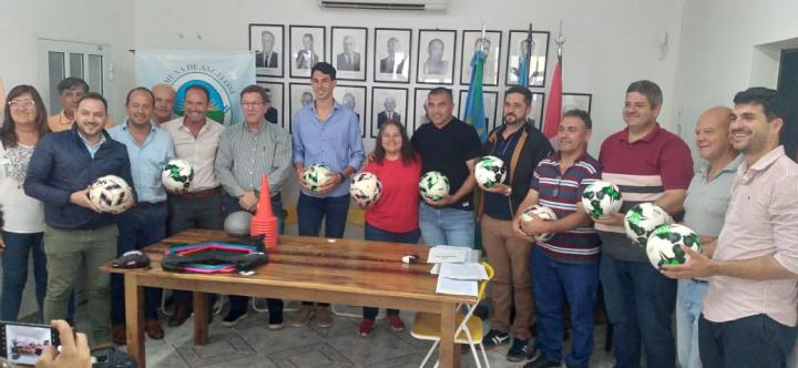Municipio y comunas firmaron convenios por casi 40 millones con la secretaria de deportes provincial