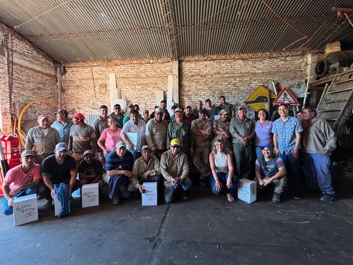 Entrega de presentes de parte de la Comuna de Helvecia 
