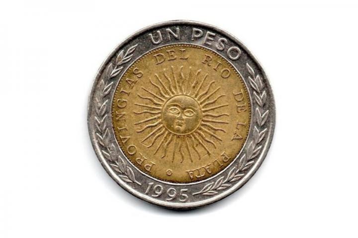 Ofrecen hasta 15 mil pesos por una moneda de un peso con un insólito error ortográfico