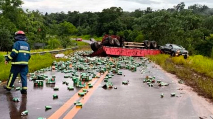 Misiones: volcó un camión de cervezas y se llevaron la carga