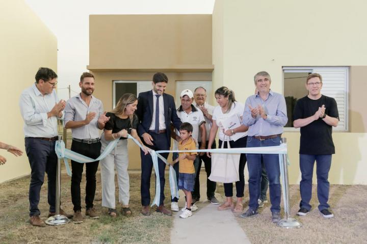 Pullaro cerró la semana inaugurando un jardín, entregando viviendas y recorriendo obras
