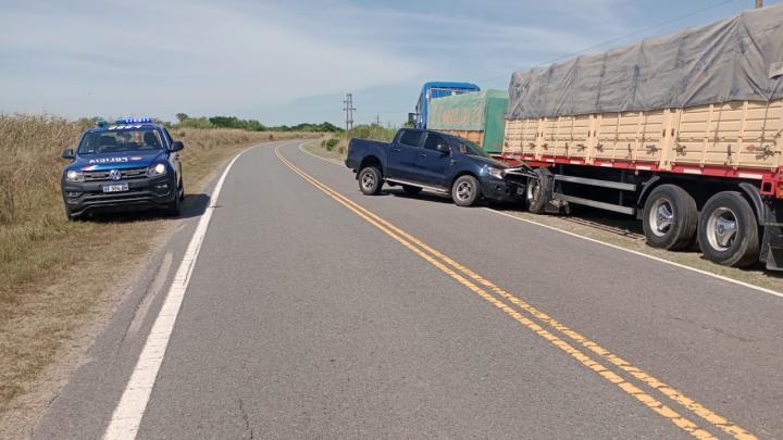 Saladero: conductor ebrio en una camioneta, chocó un camión que estaba parado