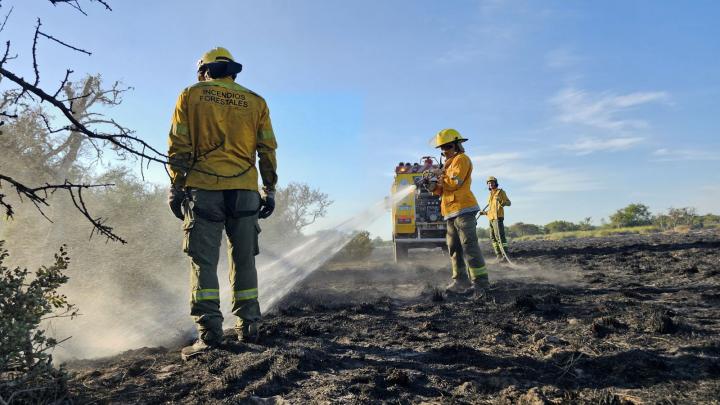 Se sigue trabajando en Cacique Ariacaiquín para evitar que se avive el fuego