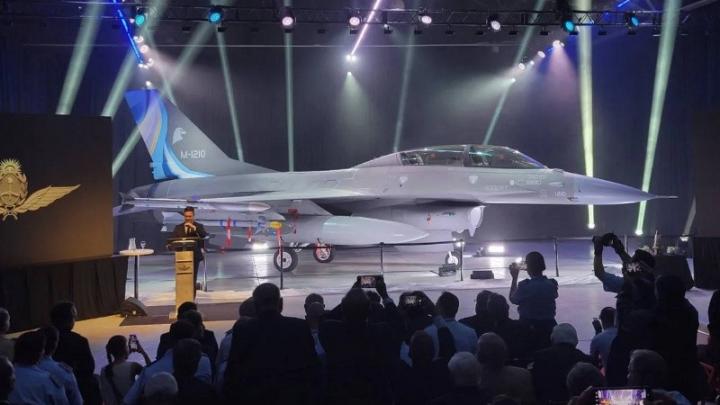 El Gobierno presentó el primero de los F-16 que compró a Dinamarca para reforzar el equipamiento de la Fuerza Aérea