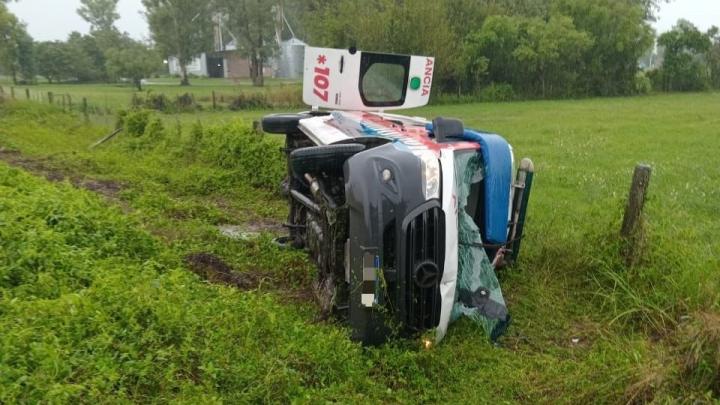 Volcó una ambulancia en la ruta 11 con una mujer embarazada a bordo
