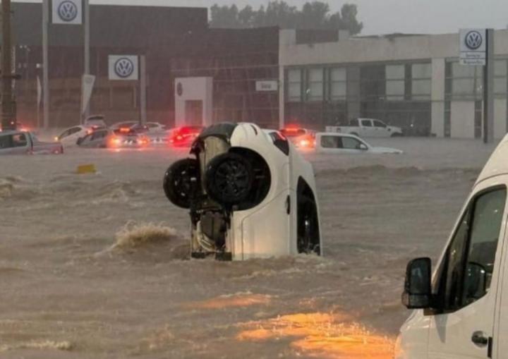 Bahía Blanca azotada por un fuerte temporal que provocó estragos en los ciudadanos