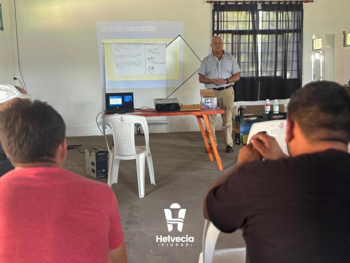 Capacitación para el personal comunal de Helvecia sobre fumigacion para la vinchuca