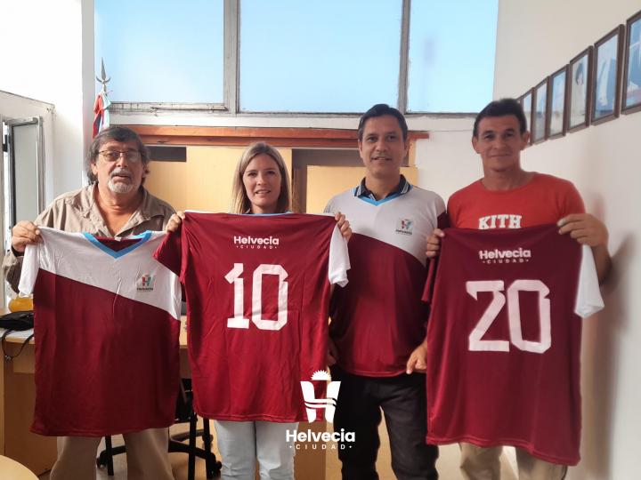 La comuna de Helvecia entrega camisetas a sus empleados