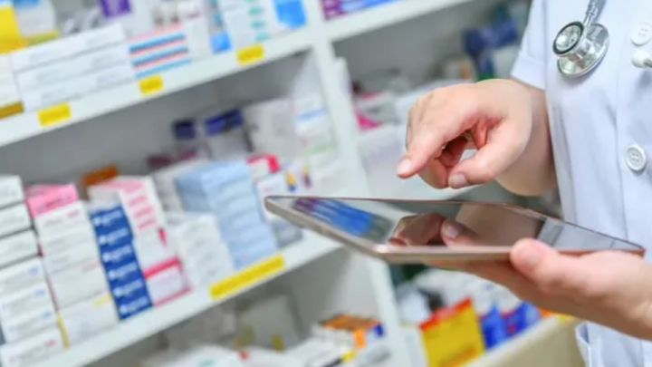 Farmacias deberán mostrar un código QR con la lista de precios