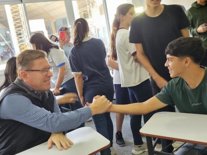 Borla inaugura 2 nuevas aulas en Gobernador Crespo