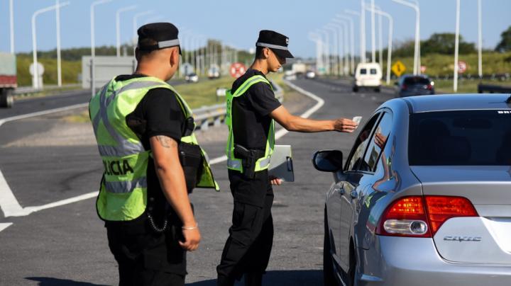 Refuerzan controles en las rutas por el movimiento de Semana Santa