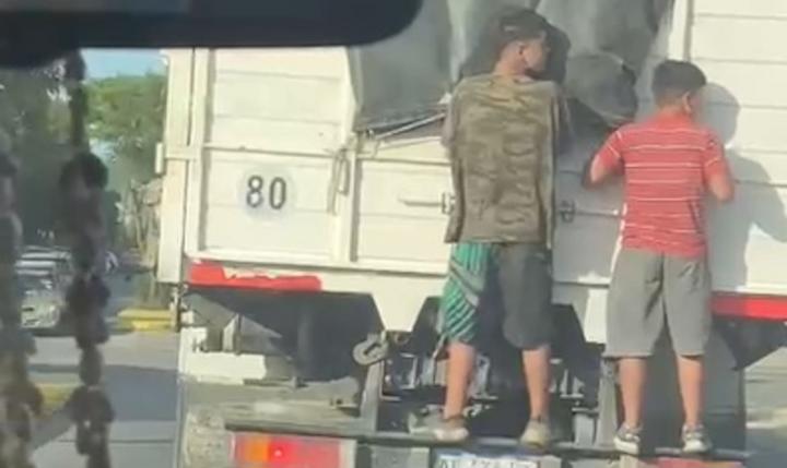 San Javier: niña se colgó de un camión, se tiró y terminó internada