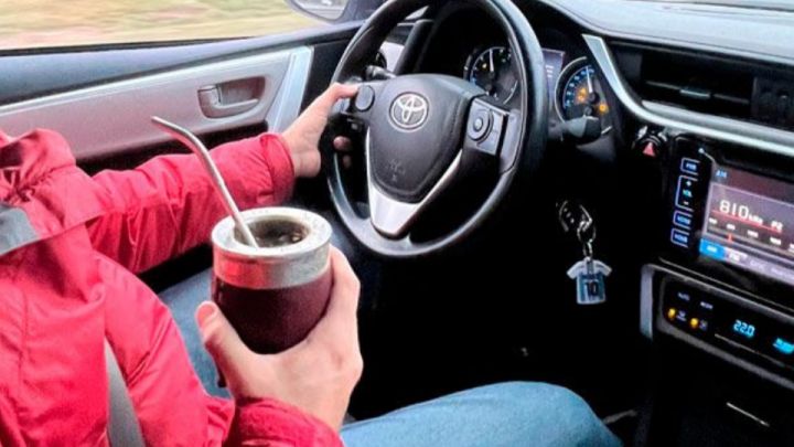 ¿Multa por tomar mate al volante?