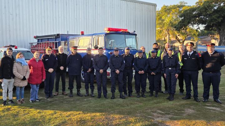 El Senador Dolzani y su equipo saludan a los Bomberos Voluntarios en su día