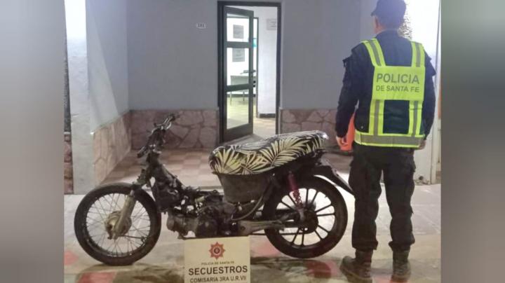 La policía de Santa Rosa de Calchines recuperó una moto robada 