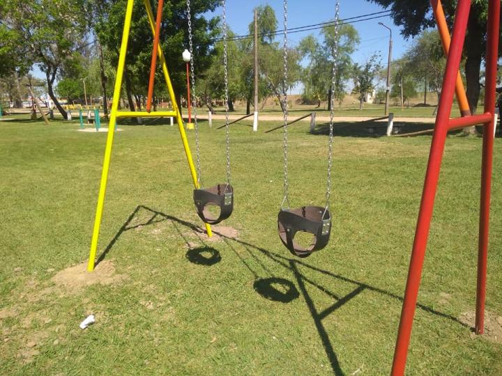 Nuevas hamacas reforzadas para bebés en el parque de la costa 