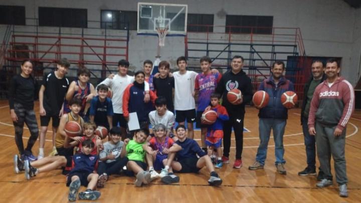 El partido Socialista de San Javier entrega pelotas de basquet al Club Central