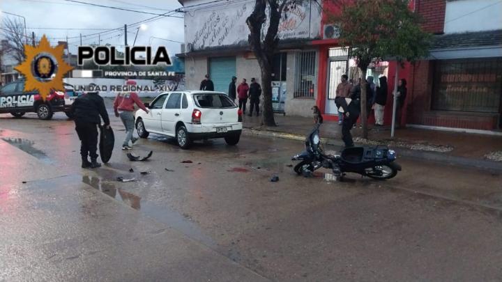 San Javier: una moto chocó un auto frenado que esperaba en el semaforo
