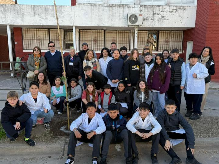 San Javier inició el mes del arbolado con una plantación en la Escuela N° 436