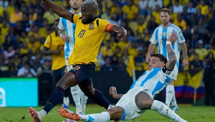 Argentina cayó 1-0 ante Ecuador, pero terminó como líder de las eliminatorias
