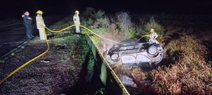 Hombre de Gobernador Crespo volcó y su auto se incendió en medio de la tormenta