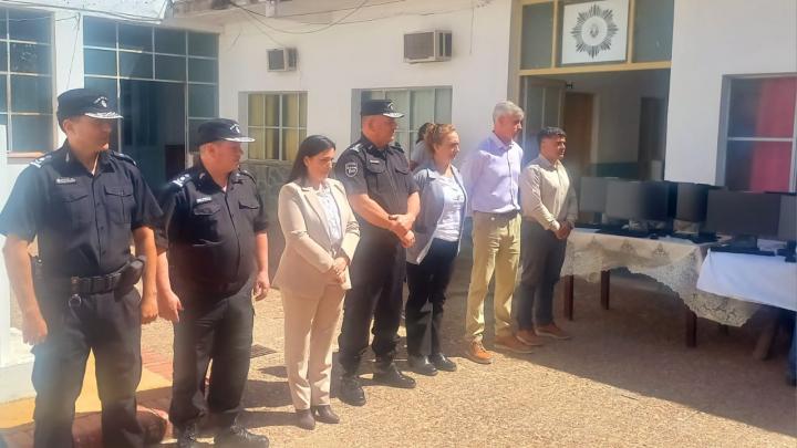 La Provincia entrega 15 computadoras a la Unidad Regional XIV