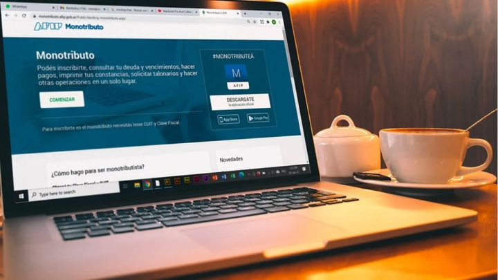 El Gobierno analiza eliminar el Monotributo y bajar el piso de Ganancias