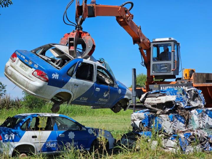 Provincia comenzó a compactar vehículos en el depósito policial del departamento