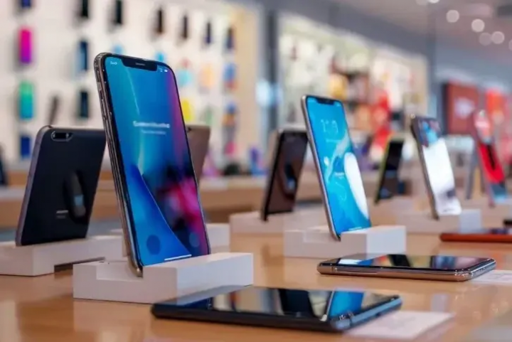 Milei eliminó los aranceles en la compra de celulares: cómo impactará en los precios